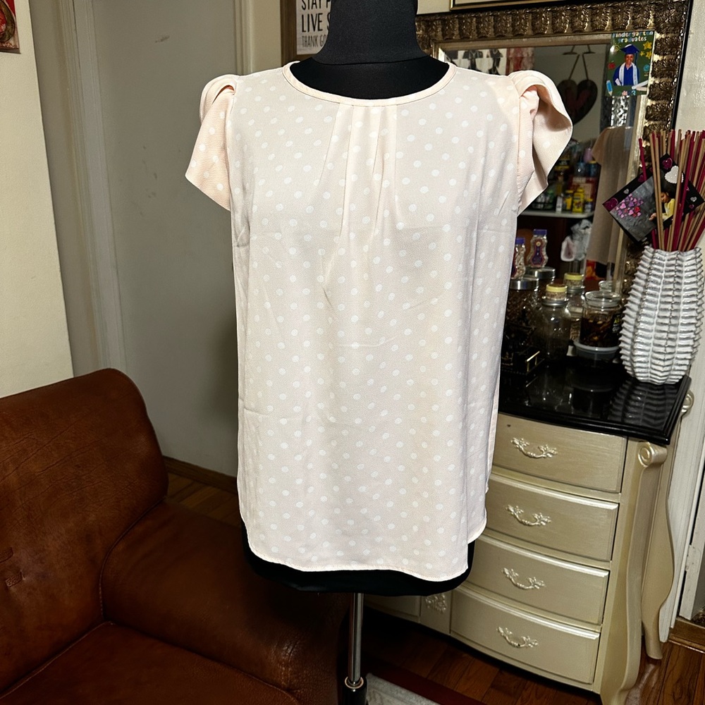 APRIL WOMENS BEAUTIFUL 😍 PINK AND WHITE DOTS TOP SIZE M IN EXCELLENT CONDITION